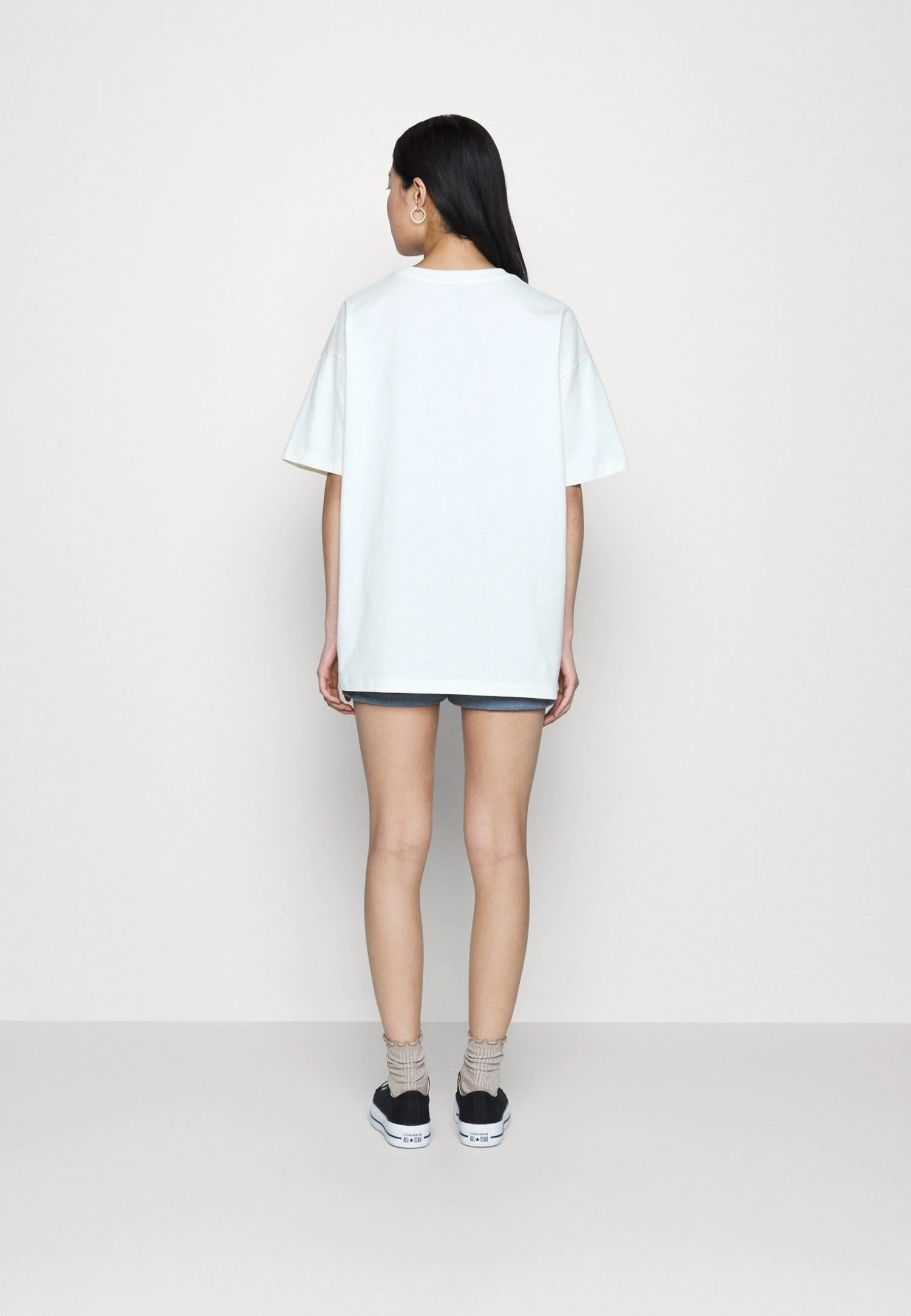 Converse Loose Fit Festival Smoothie Tee - T-Shirt Print - Egret 5 Converse Loose Fit Festival Smoothie Tee - T-Shirt Print - Egret - Image 3