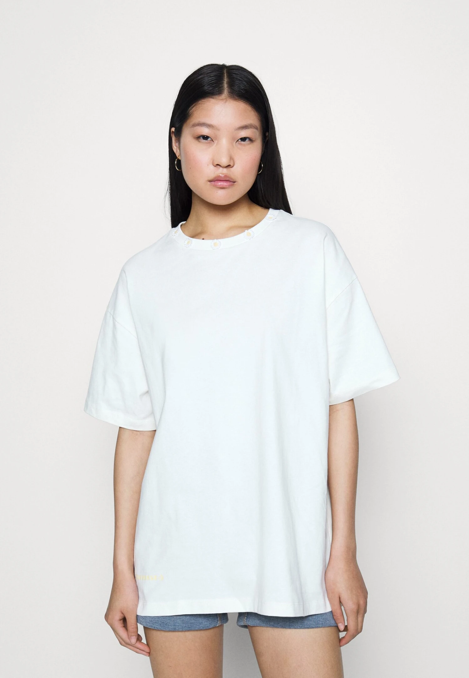 Converse Loose Fit Festival Smoothie Tee - T-Shirt Print - Egret 3 Converse Loose Fit Festival Smoothie Tee - T-Shirt Print - Egret