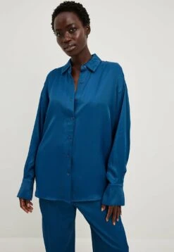 NA-KD FliessendeAus - Overhemdblouse - Navy