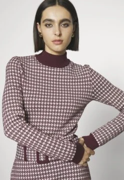 MOSCHINO Classics With A Twist - Gebreide Jurk - Fantasy Violet -Kleding Hoog Verkoopwinkel ef733d2e61bd4acdba3700ec157e794b